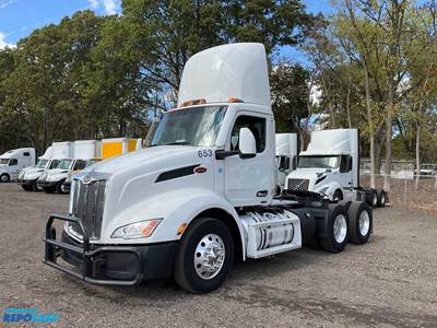 2023 Peterbilt 579 Day Cab Truck