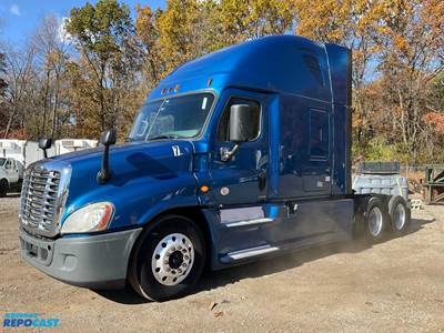 2014 Freightliner Cascadia 125 Sleeper Semi Truck