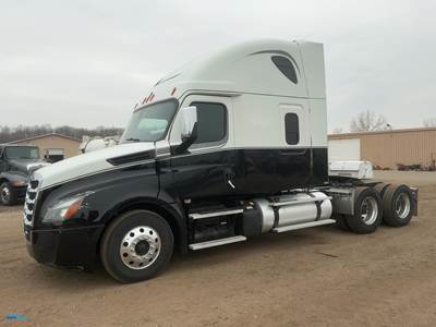 2019 Freightliner Cascadia Sleeper Semi Truck