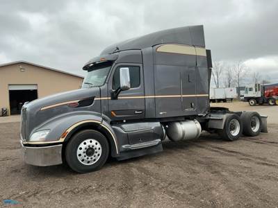 2017 Peterbilt 579 Sleeper Semi Truck