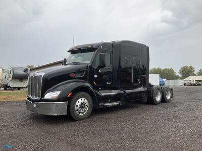 2017 Peterbilt 579 Sleeper Semi Truck