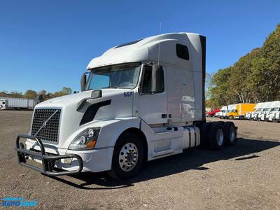 2017 Volvo VNL Sleeper Semi Truck