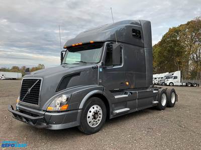 2014 Volvo VNL Sleeper Semi Truck