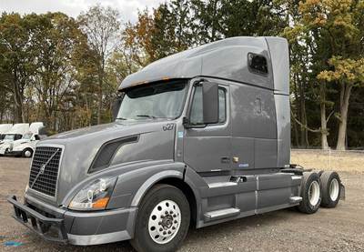 2014 Volvo VNL Sleeper Semi Truck