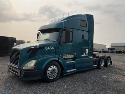 2007 Volvo VNL Sleeper Semi Truck