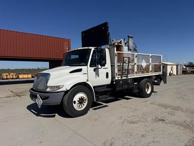 International DuraStar 4300 Flatbed Truck - Automatic, Liftgate
