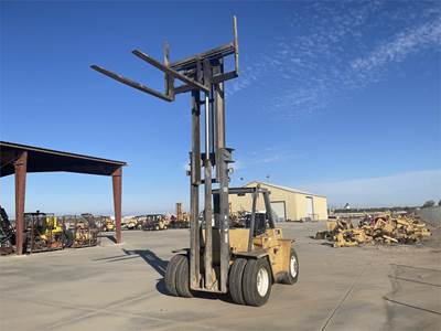 Caterpillar V200 Pneumatic Tire Forklift
