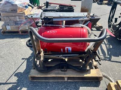 LINCOLN 3637 24-GALLON FLUID EVACUATOR, STEP LADDER, TRANSMISSION JACK --(LOCATED IN COLTON, CA)--