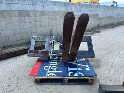 CATERPILLAR FORK CARRIAGE W/48" FORKS