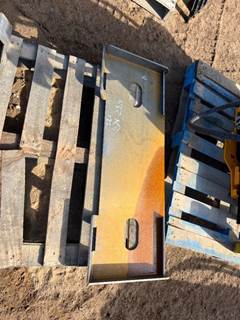 (7) 2025 SKIDSTEER MOUNTING BRACKET