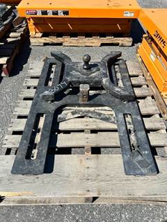 GOOSENECK TRAILER HITCH --(LOCATED IN COLTON, CA)--
