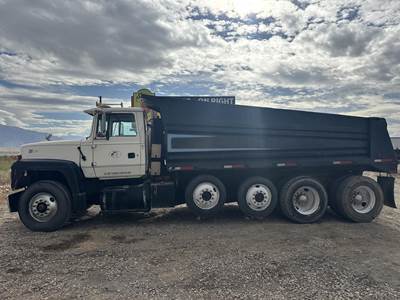 Ford LT9000 Quad Axle Dump Truck - Caterpillar 450HP, 15 Speed Manual