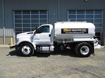 Ford F-750 XL 2000 Gallon Water Truck - Automatic
