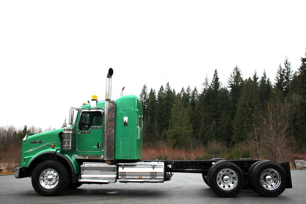 2017 Kenworth T800 Heavy Haul Tandem with Sleeper Cab Semi Truck For