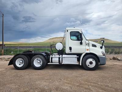 Freightliner Cascadia 113 Day Cab Truck - Detroit 450HP, 10 Speed Manual