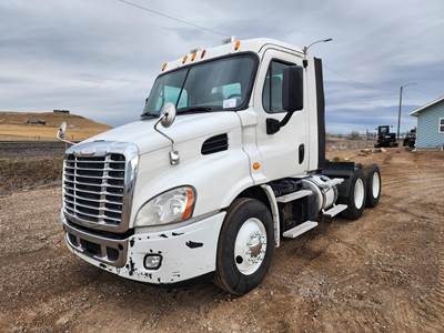 Freightliner Cascadia 113 Day Cab Truck - Detroit 410HP, 10 Speed Manual