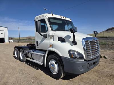 Freightliner Cascadia 113 Day Cab Truck - Detroit 450HP, 10 Speed Manual