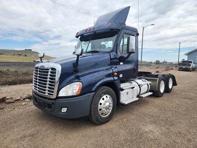 Freightliner Cascadia 125 Day Cab Truck - Detroit 475HP, 10 Speed Manual