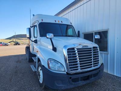 Freightliner Cascadia 125 Sleeper Semi Truck - Flat Top Sleeper, Detroit 475HP, 10 Speed Manual