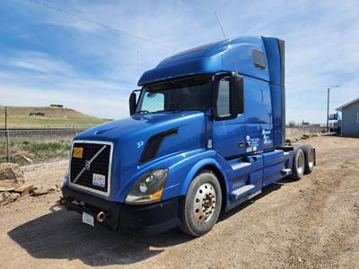 Volvo VNL64T670 Sleeper Semi Truck - Raised Roof Sleeper, D13 475HP, 12 Speed Autoshift Amt