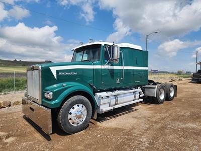 Western Star 4900 Sleeper Semi Truck - Flat Top Sleeper, Detroit 570HP, 18 Speed Manual