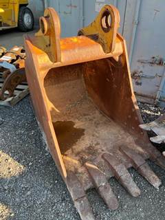 Bucket 90MM Pins 18 3/4" Pin CENTERS16 1/8" Between EARS34" Wide