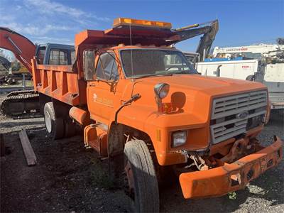 Ford F-800 Plow / Spreader Truck - 130HP