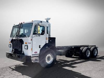 Peterbilt 520 Cab & Chassis Truck - 355HP