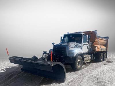 Freightliner 114SD Tandem Axle Plow / Spreader Truck
