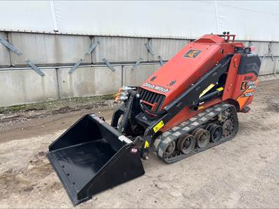 Ditch Witch SK1050 Track Skid Steer