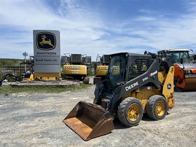 John Deere 318G Skid Steer