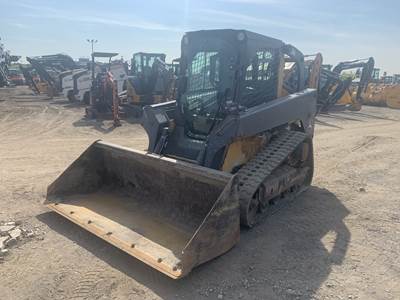 John Deere 323D Skid Steer