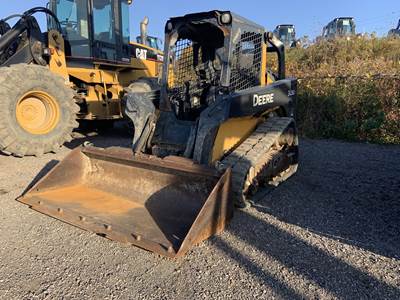 John Deere 323D Skid Steer