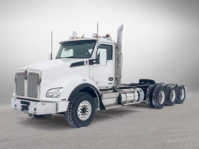 Kenworth T880 Tri Axle Sleeper Semi Truck - Cummins 565HP