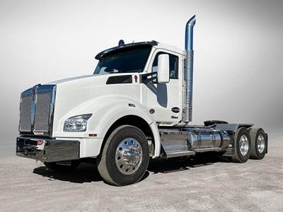 Kenworth T880 Sleeper Semi Truck - Cummins 400HP
