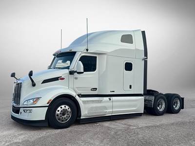 Peterbilt 579 Sleeper Semi Truck - 455HP