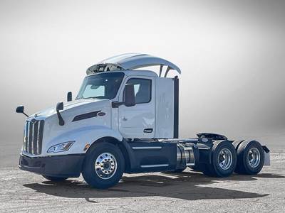 Peterbilt 579 Sleeper Semi Truck - Paccar 455HP