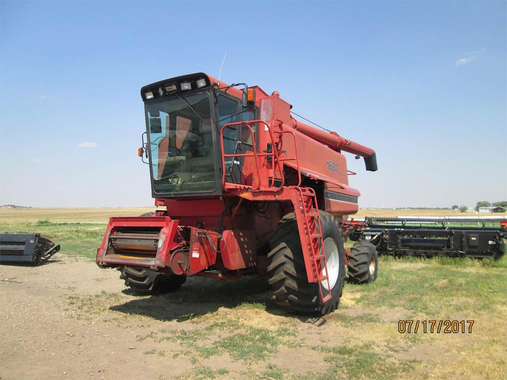 CASE 1680 Combine Harvester