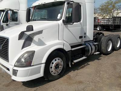 Volvo VNL64T300 Day Cab Truck - Cummins 425HP, 10 Speed Manual