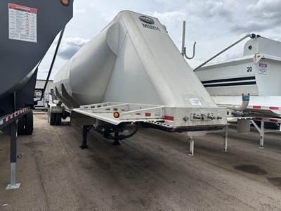 MAC 1050 CU FT PNEUMATIC, 3 HOPPERS, AIR RIDE REAR DIS Dry Bulk / Pneumatic Tank Trailer