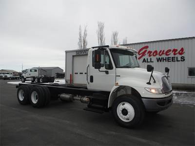 International DuraStar 4400 Tandem Axle Cab & Chassis Truck - Automatic