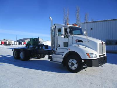 Kenworth T440 Tandem Axle Cab & Chassis Truck - Cummins, 350HP, 10 Speed Amt