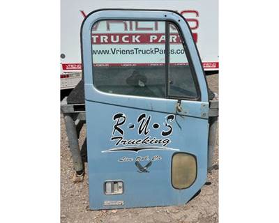 Freightliner Century Class Right Front Door Assembly for a Freightliner CENTURY CLASS 120