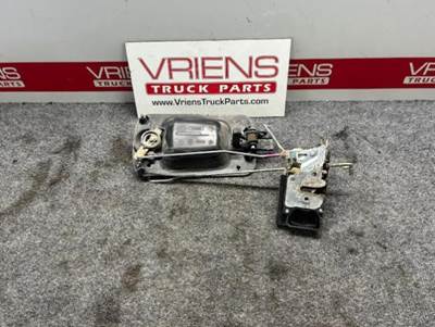 16643438 RH DOOR HANDLE
16872404 LATCH LOCK LEVER