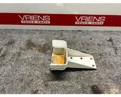 Peterbilt Receptacle Under Hood, Part # L67-6009