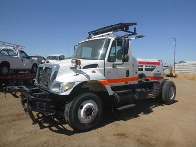 2004 International 7400 S/A Cab & Chassis