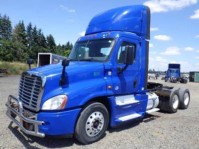 2017 Freightliner Cascadia 3-Axle Truck Tractor