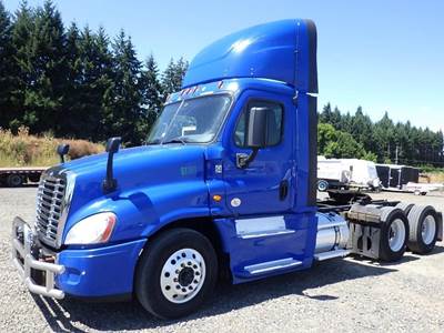2017 Freightliner Cascadia 3-Axle Truck Tractor