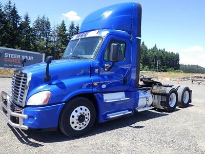 2017 Freightliner Cascadia 3-Axle Truck Tractor