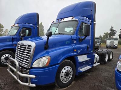2017 Freightliner Cascadia 3-Axle Truck Tractor